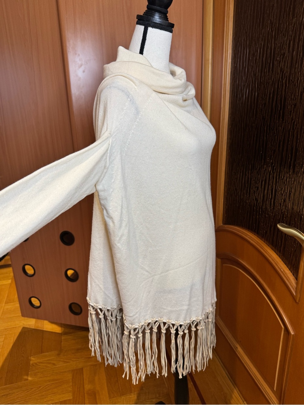Agnona 💯 % cashmere Cream Fringe Poncho sweater Sz M